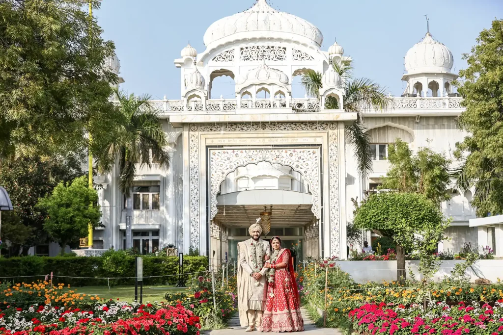 Bride and groom photographed at Gurudwara Pahari Wala in Greater Kailash, Delhi